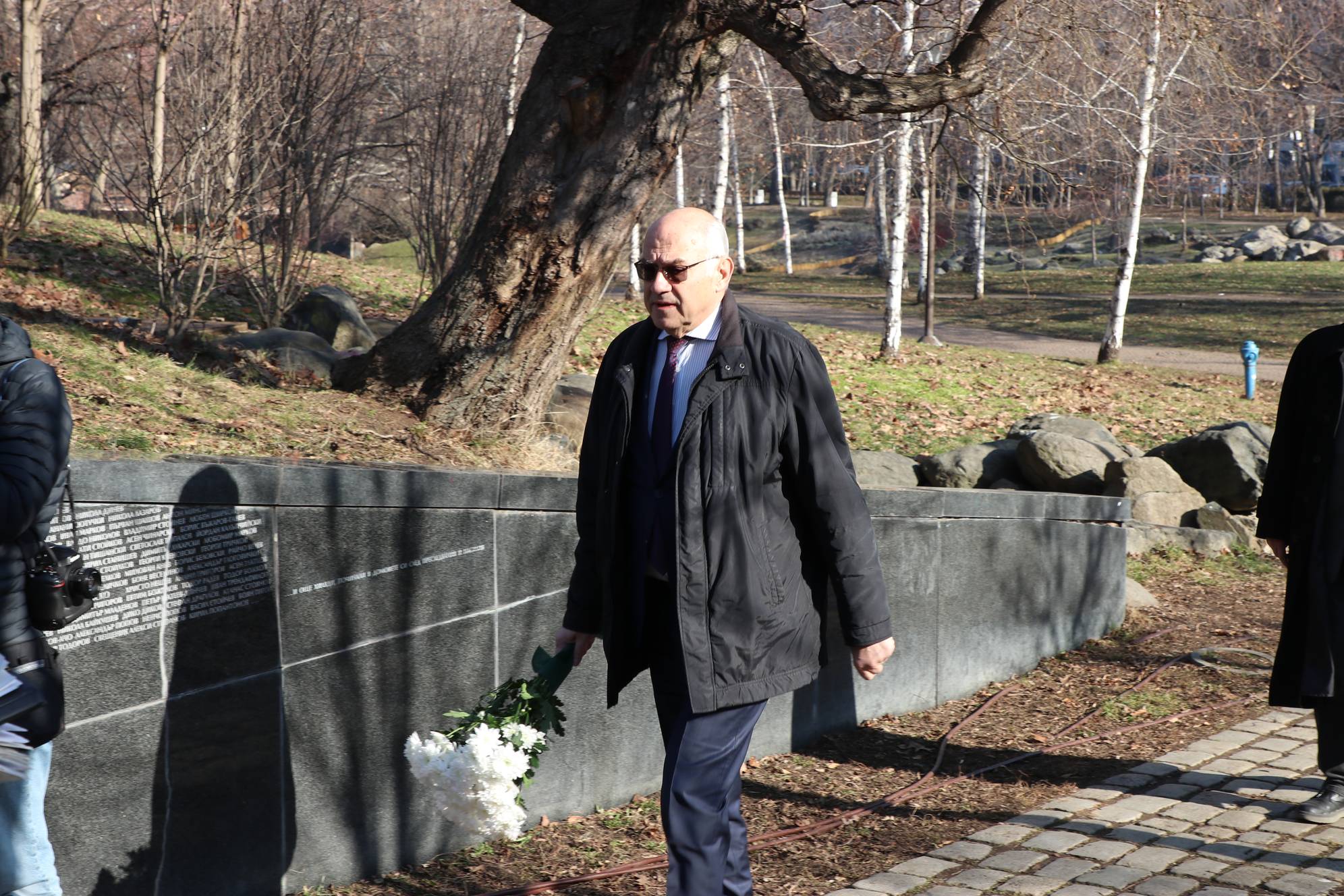 Председателят на КЕВР Иван Иванов почете жертвите на комунизма пред Мемориала в градинката пред НДК